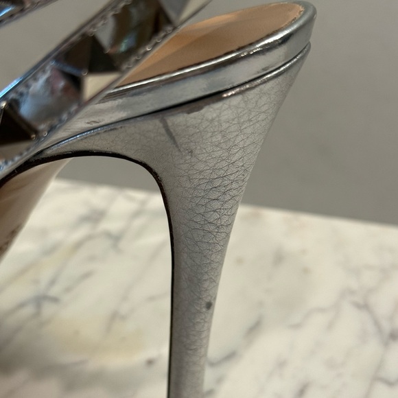 Valentino Garavani Rockstud Metallic Silver T-Strap Pumps Size 40.5 Authentic - Picture 8 of 10